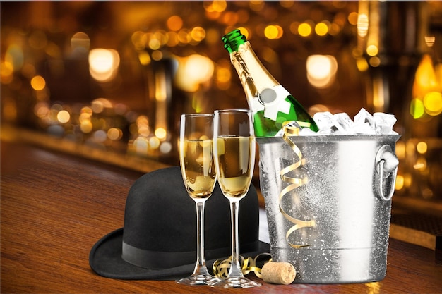 Copos de champanhe delicioso e balde com fita dourada brilhante