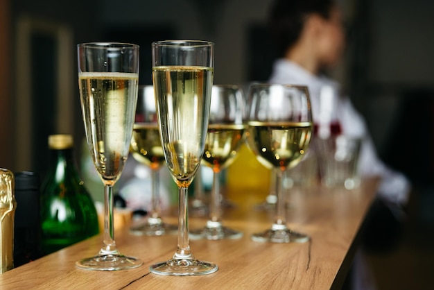 Copos de champanhe em um balcão de bar em um restaurante Foco seletivo