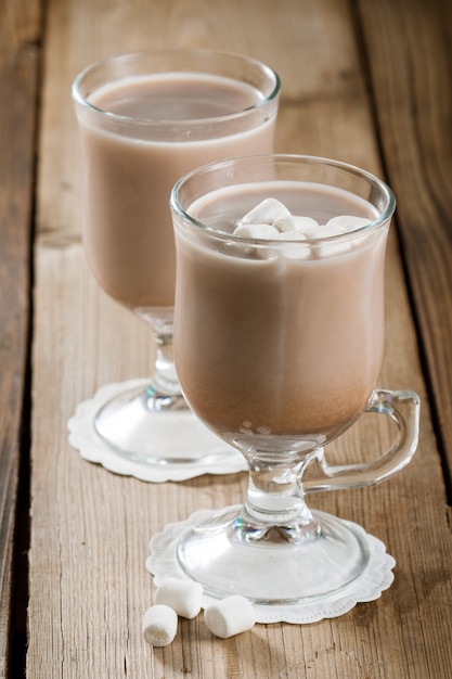 Copos de chocolate quente com marshmallows