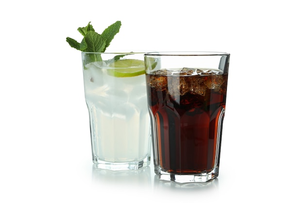 Copos de coca-cola e mojito isolados na superfície branca