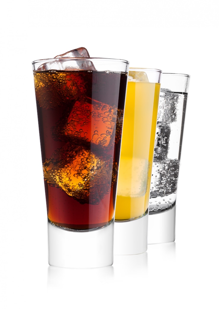 Foto copos de coca-cola e refrigerante de laranja bebem e limonada com água com gás no fundo branco com cubos de gelo