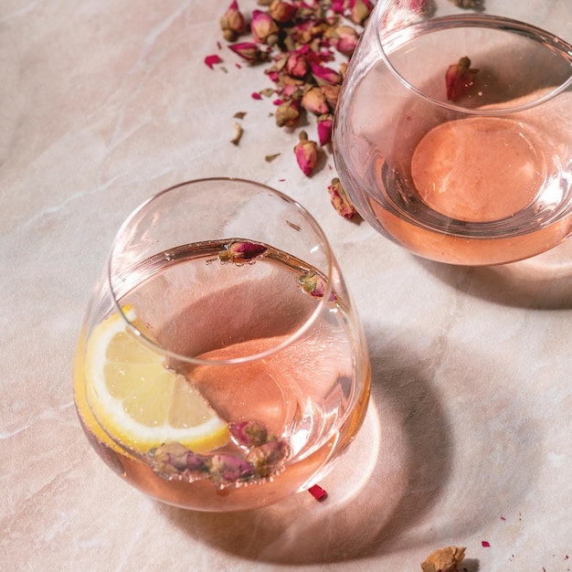 Copos de coquetel de champanhe rosa rosa, cidra ou limonada