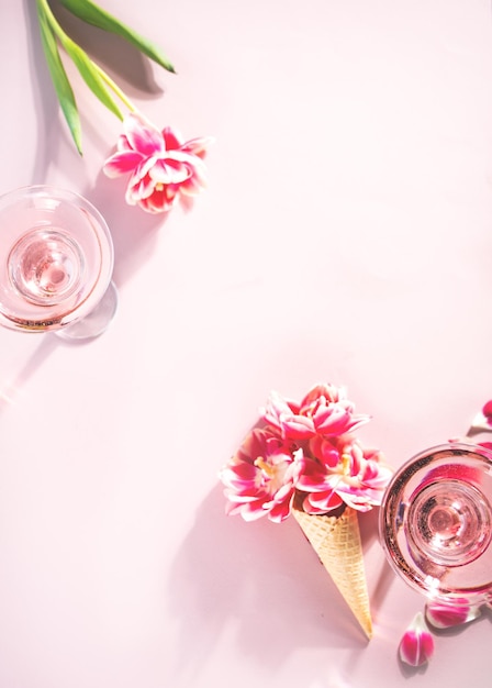 Copos de coquetel rosa com flores e pétalas Festa de aniversário ou conceito de casal romântico de dia dos namorados
