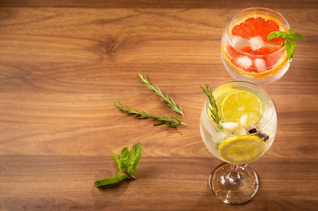 Copos de Gin Tonic decorados com frutas cítricas