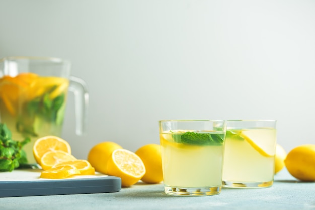 Copos de limonada fresca na mesa