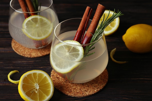 Copos de limonada na madeira, close-up