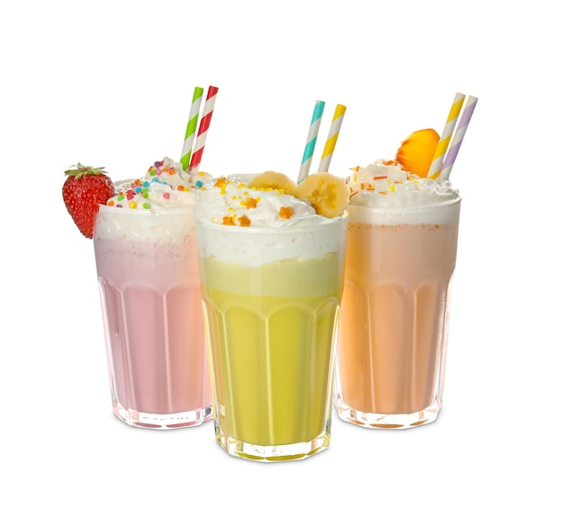 Copos de milk-shakes saborosos em fundo branco