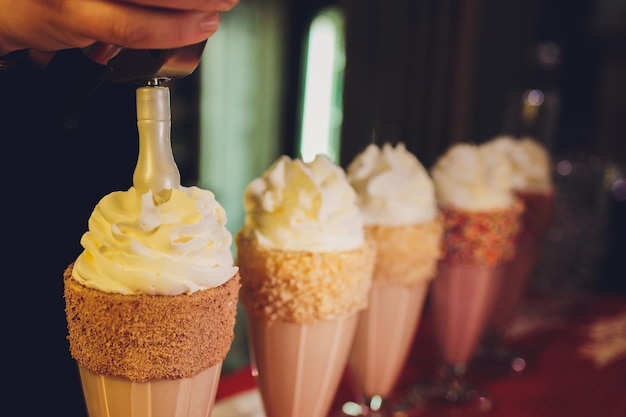 Copos de milkshake frappe ice coffee e smoothie com chantilly