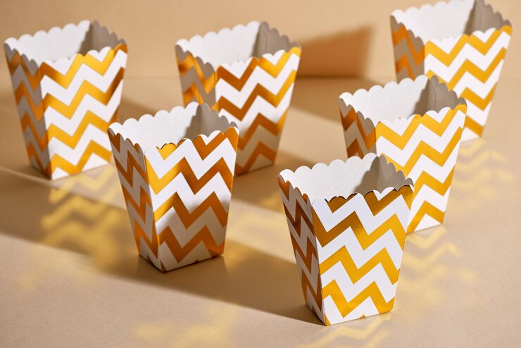 Foto copos de natal dourados de papel vazios para reuniões de férias de inverno com amigos com decoração de natal de ano novo em fundo bege