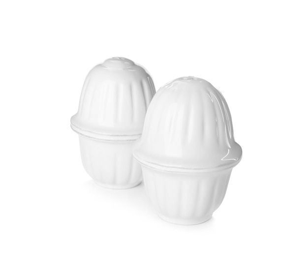 Copos de ovos de cerâmica com tampas em fundo branco
