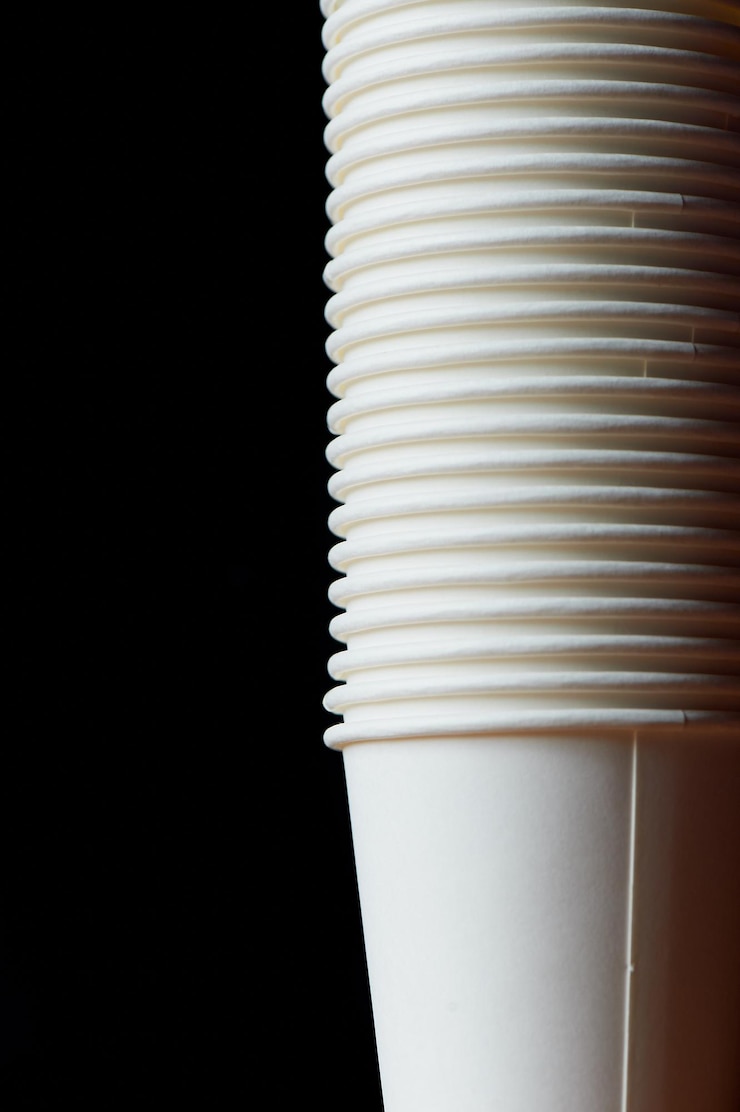 Foto copos de papel descartáveis brancos para café e chámuito