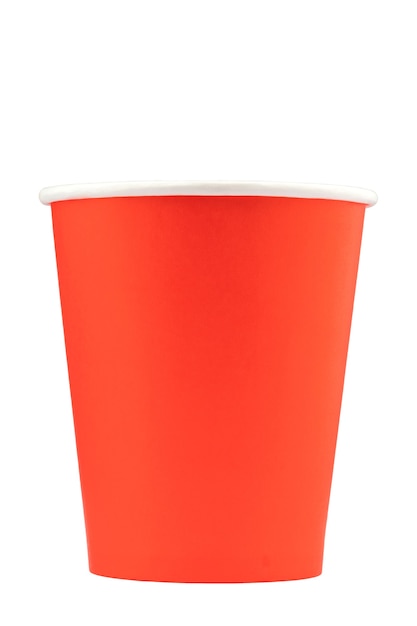 Copos de papel vermelho e laranja para bebidas isolados em um fundo branco