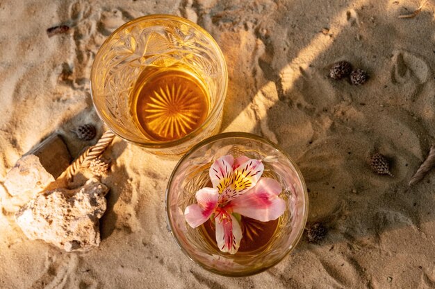 Copos de rum de coquetel de praia de bebida de verão na areia