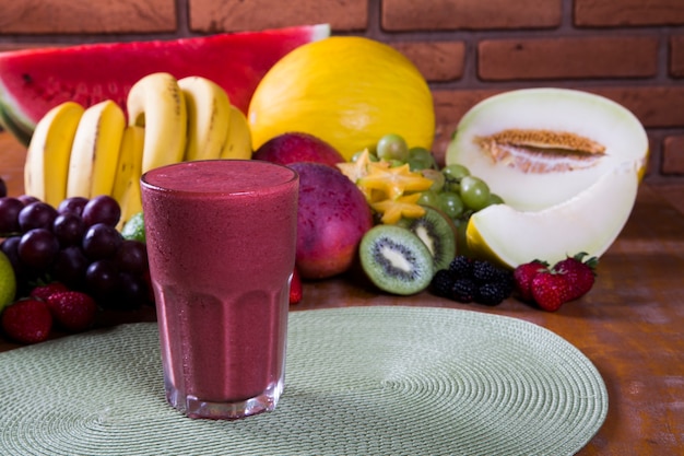 Copos de suco com frutas frescas para o verão.