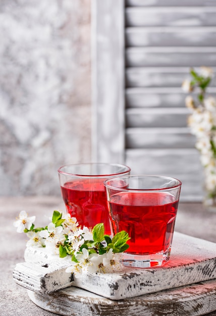 Copos de suco de cereja saudável