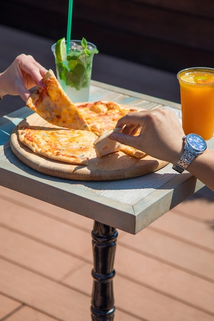 Copos de suco de laranja e frutas com café da manhã e salada de legumes