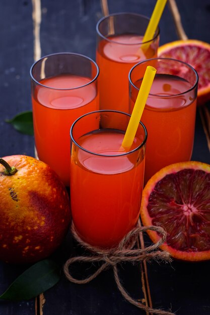 Copos de suco de laranja fresco de sangue