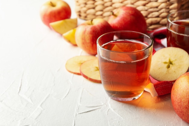 Copos de suco de maçã fresco em branco