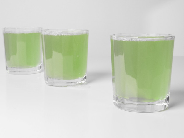 Copos de suco de maçã verde na mesa de café da manhã continental