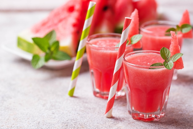 Copos de suco de melancia com hortelã