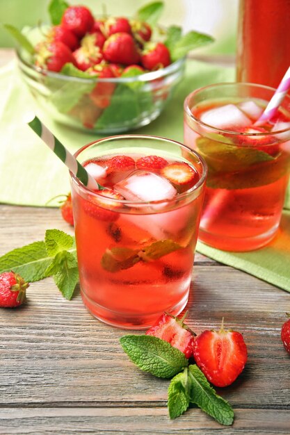 Copos de suco de morango com frutas na mesa close-up