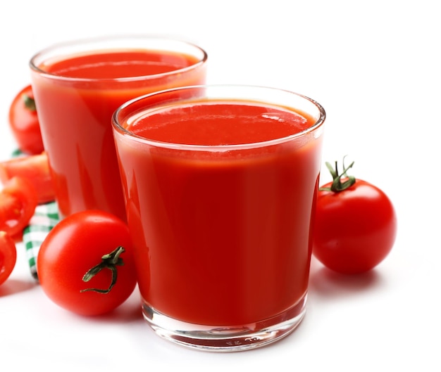 Copos de suco de tomate fresco em guardanapo xadrez isolado em branco