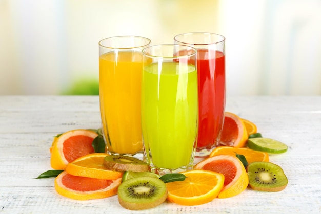 Foto copos de suco diferente com frutas e hortelã em fundo brilhante