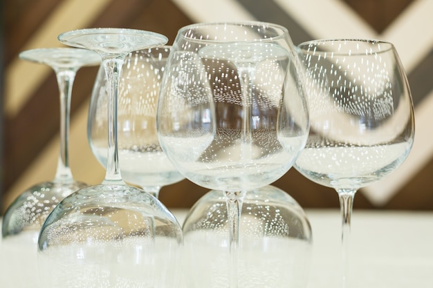 Copos de vidro com bebidas ficam em cima da mesa