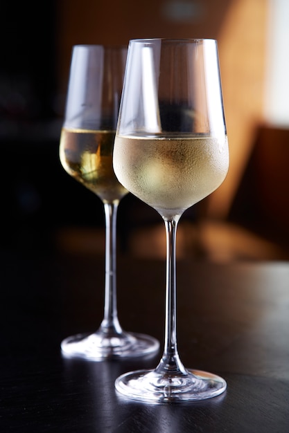 Foto copos de vinho branco na mesa