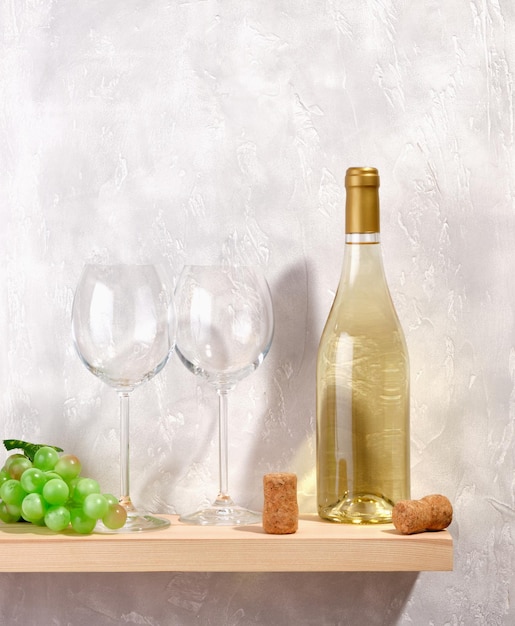Copos de vinho branco para bebidas alcoólicas uvas verdes maduras e suculentas na mesa celebração romântica do Dia dos Namorados