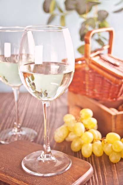 Copos de vinho de uva branca com uvas