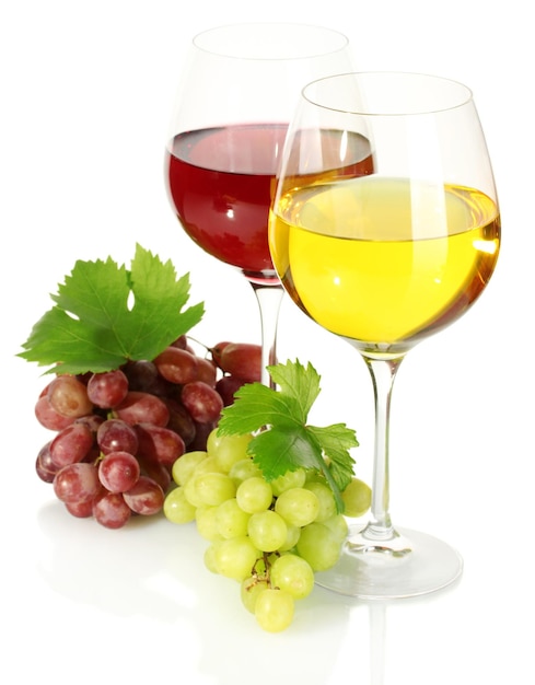 Copos de vinho e uvas maduras isoladas em branco