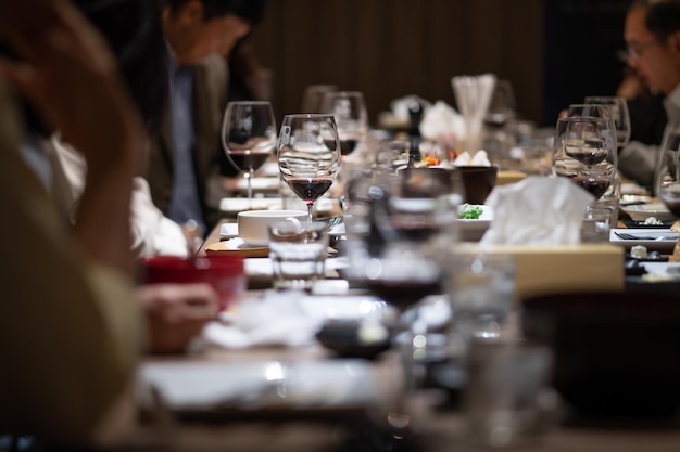 Foto copos de vinho na mesa num bom restaurante à noite com companhia