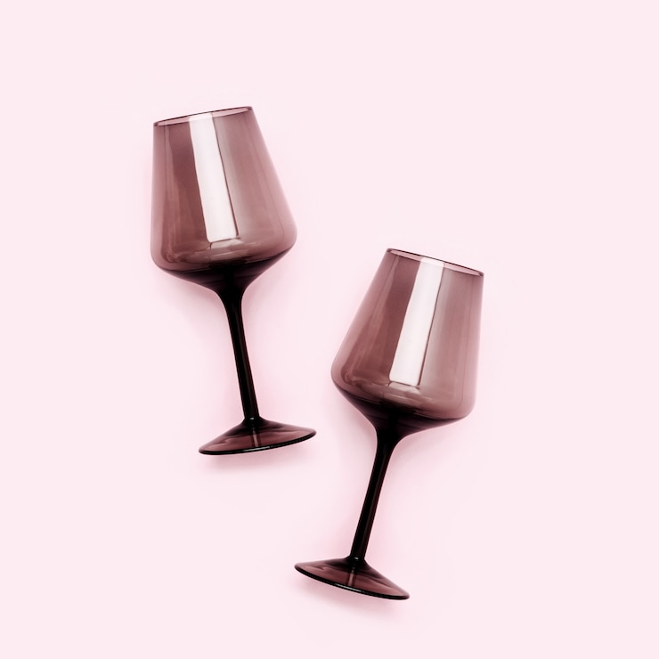 Foto copos de vinho pretos em fundo pastel, vista plana leiga, superior. conceito de moda minimalista.