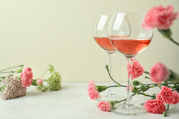 Copos de vinho rosa e lindas flores