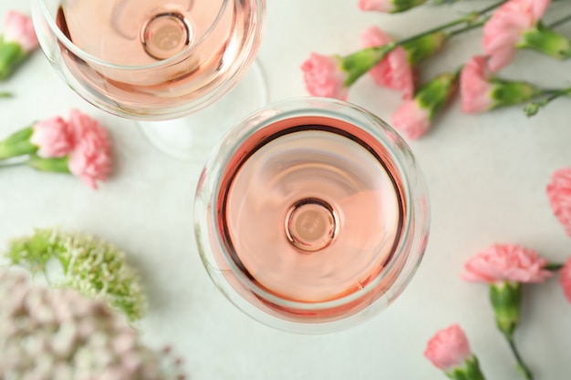 Copos de vinho rosa e lindas flores