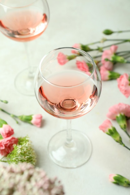 Copos de vinho rosa e lindas flores