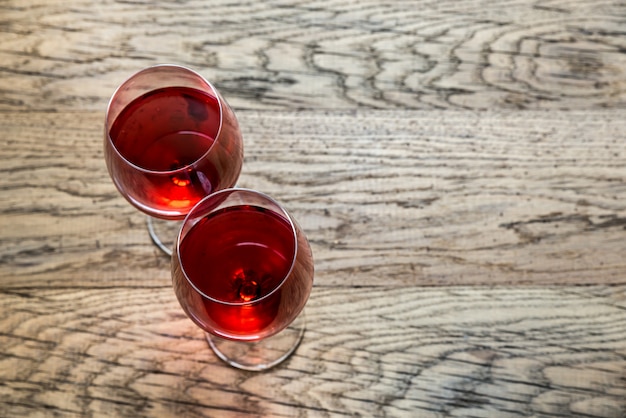 Copos de vinho rosé