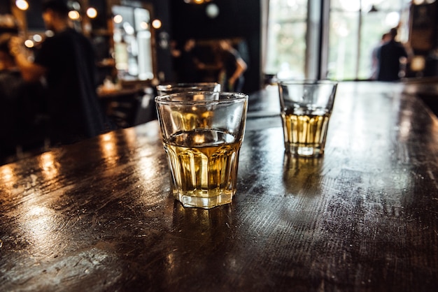 Foto copos de whisky na mesa da barbearia