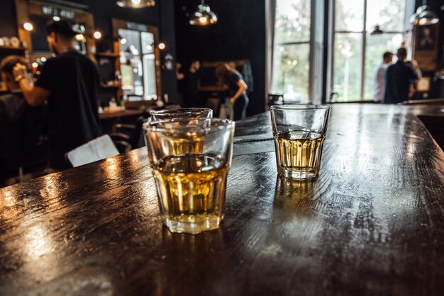 Copos de whisky na mesa da barbearia