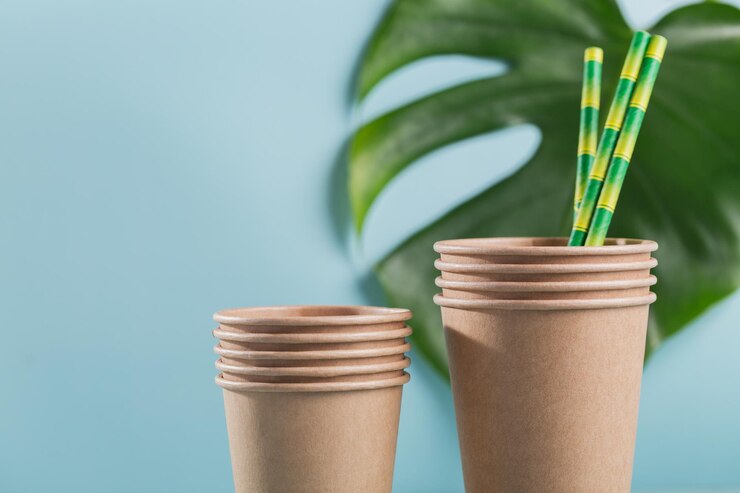 Foto copos e canudos de papel para catering e fast food de rua. acessórios para comer e beber ao ar livre. ecologia, conceito de reciclagem.