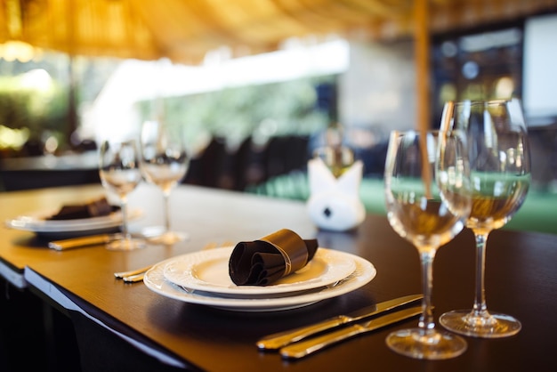 Copos espumantes fica na longa mesa preparada para o jantar de casamento