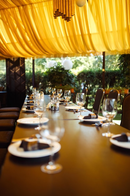 Foto copos espumantes fica na longa mesa preparada para o jantar de casamento