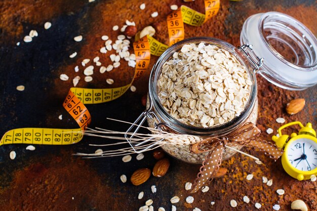 Copos de harina de avena cruda en un tarro de cristal