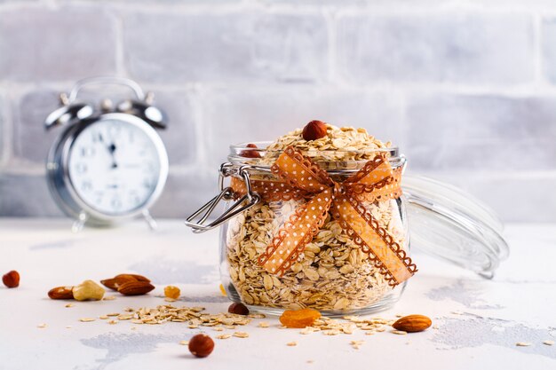 Copos de harina de avena en un frasco de vidrio