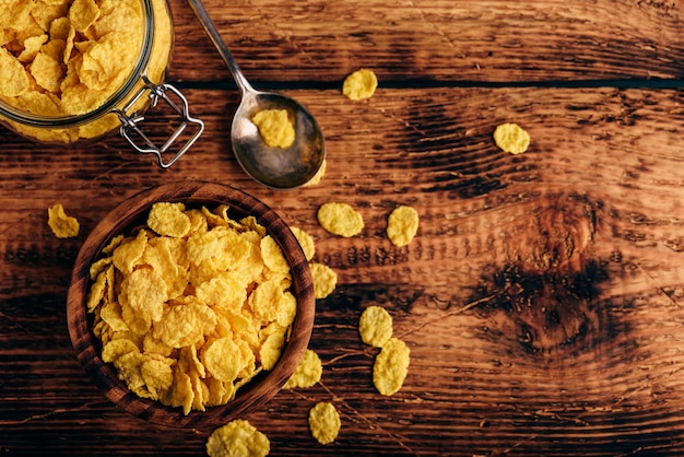 Copos de maíz en un bol para el desayuno