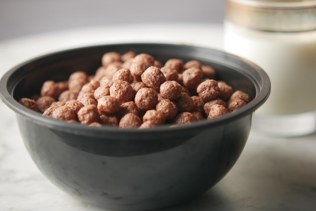 Copos de maíz con chocolate en un recipiente sobre la mesa