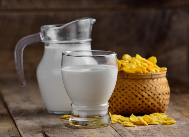 Copos de maíz y leche en la mesa de madera