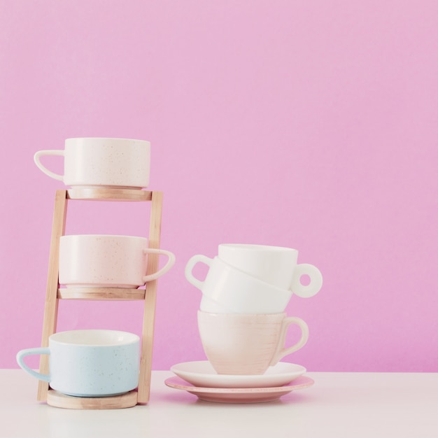 Foto copos modernos na mesa branca na parede do fundo rosa