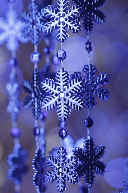 Copos de nieve azules en el amarre sobre fondo bokeh